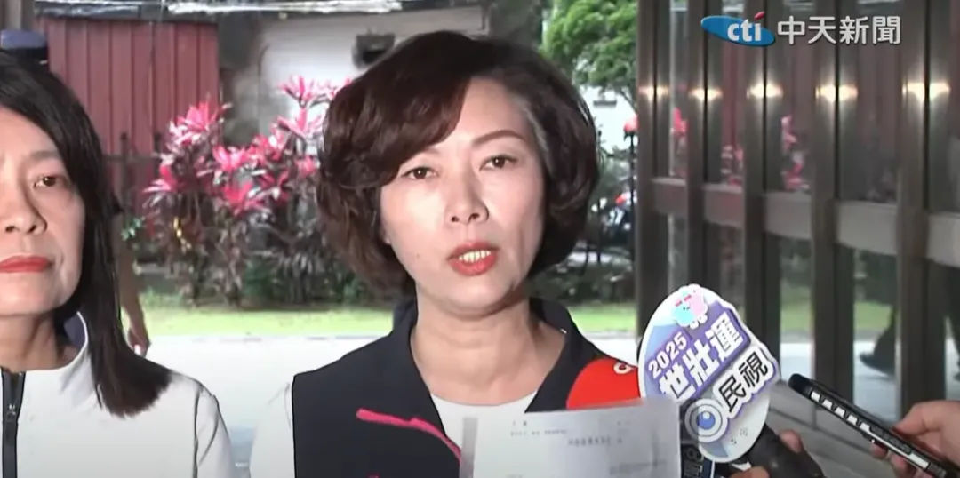 黃琤婷代表宜蘭罷團赴中選會領表。（圖／中天新聞）