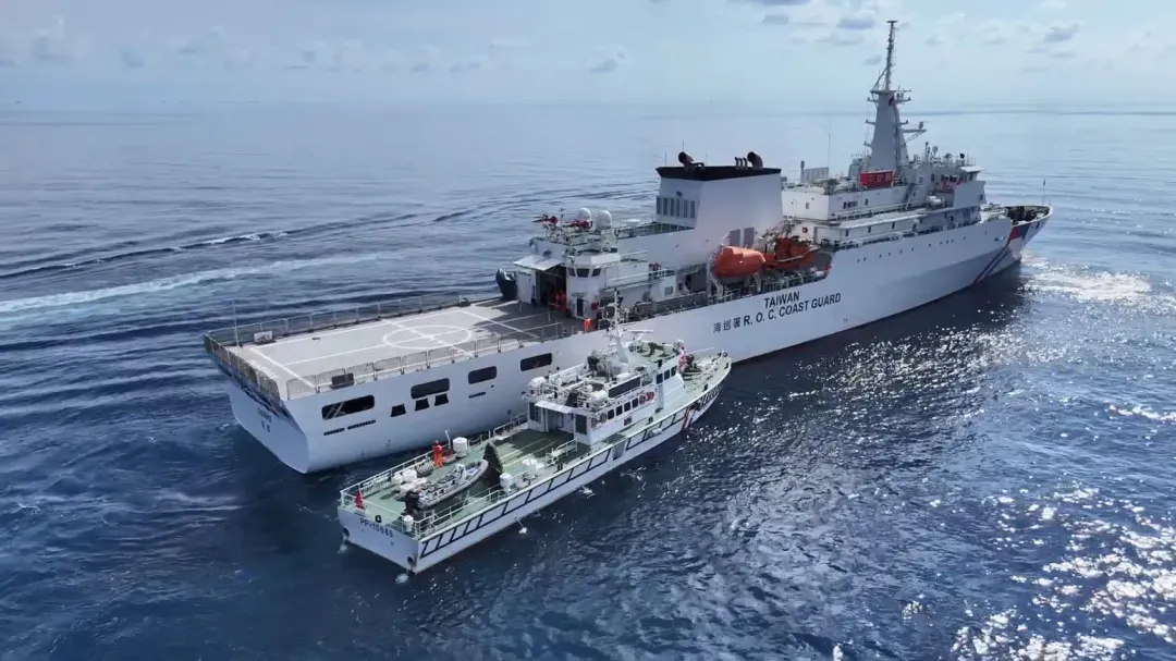 100噸海巡艇對雲林號海巡艦模擬進行登檢。(圖/海巡署)