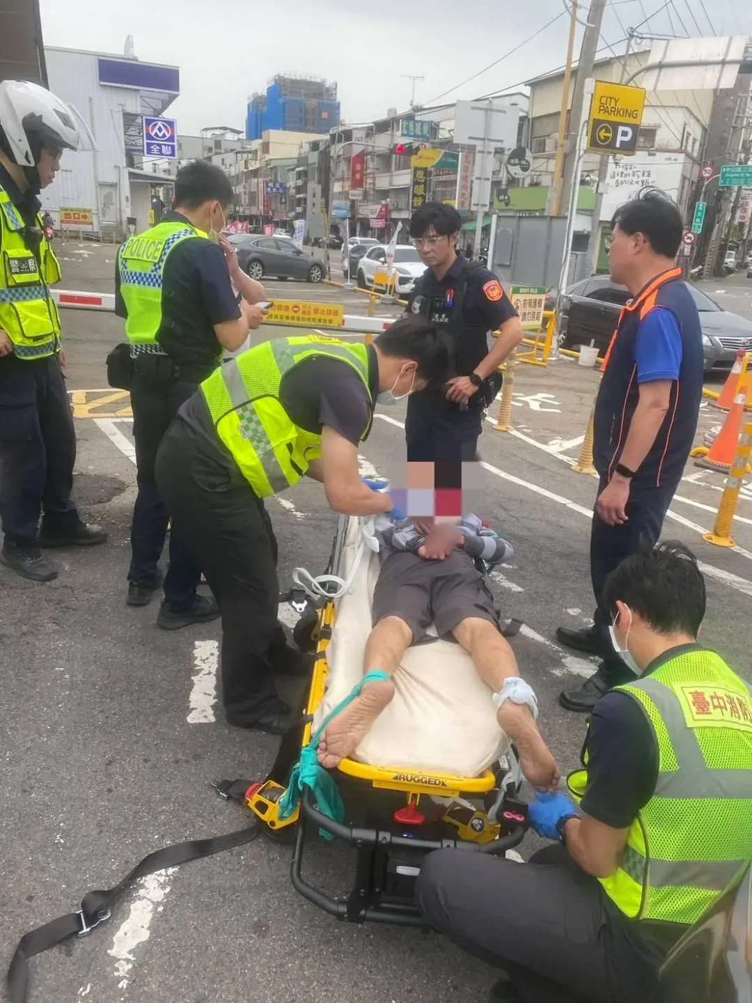 25日下午，台中市1名40多歲的機車行老闆與1名男客人不明原因爆發肢體衝突。（圖/警方提供）