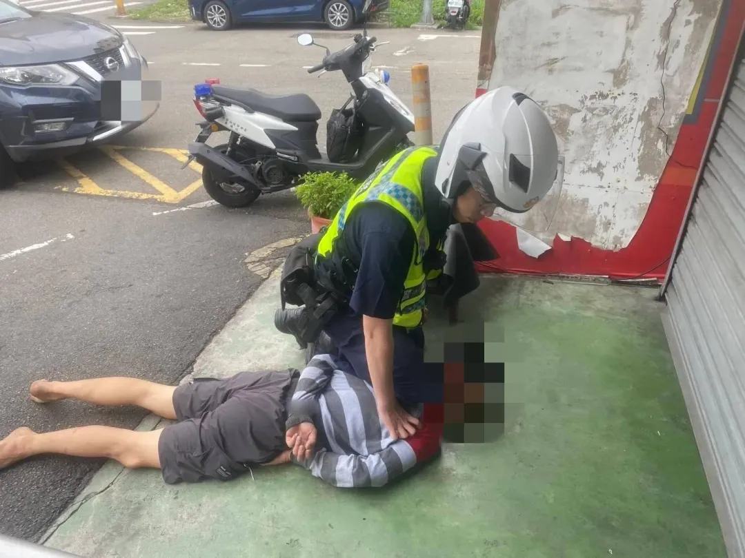 經了解，葉男與洪男在店內泡茶聊天，葉男突然不明原因徒手攻擊洪男，並咬傷洪男耳朵.（圖/警方提供）