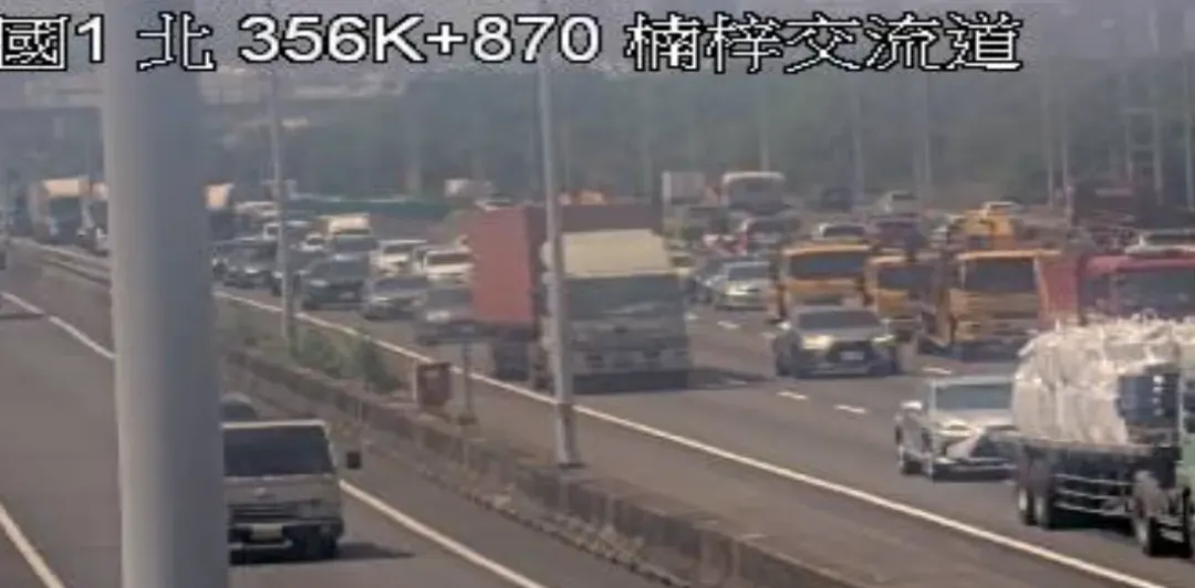 國道一號北上楠梓交流道發生追撞車禍。（圖／翻攝自高速公路1968）