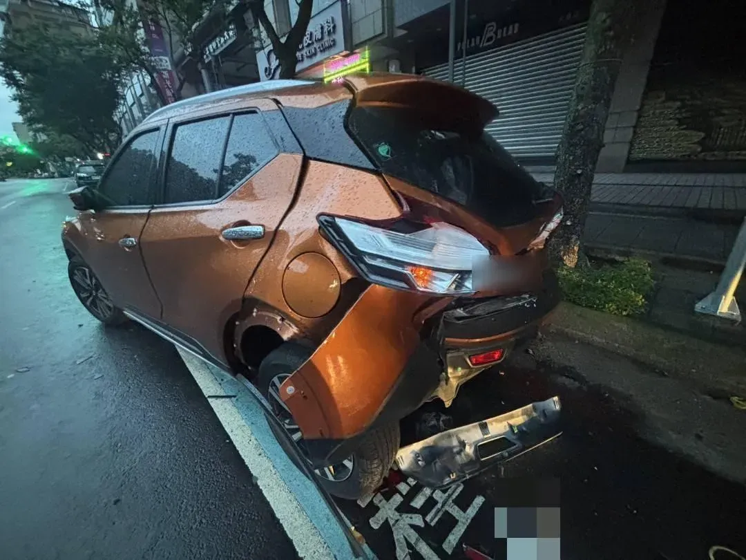 無辜挨撞的受害車輛。(圖/警方提供)