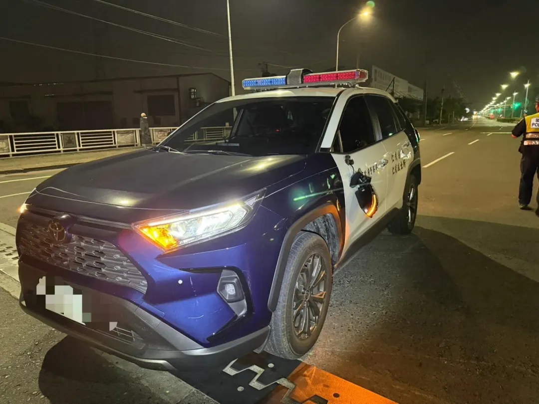 警車左側後照鏡與路燈發生擦撞。（圖／警方提供）