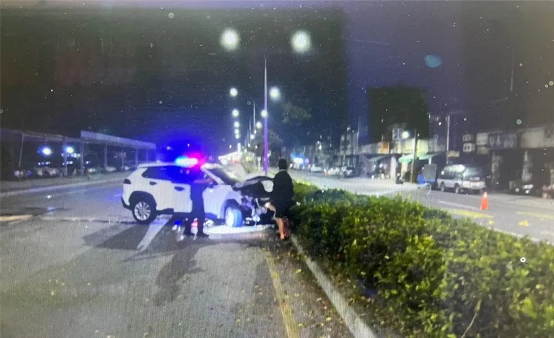 休旅車引擎蓋嚴重翹起。（圖／警方提供）