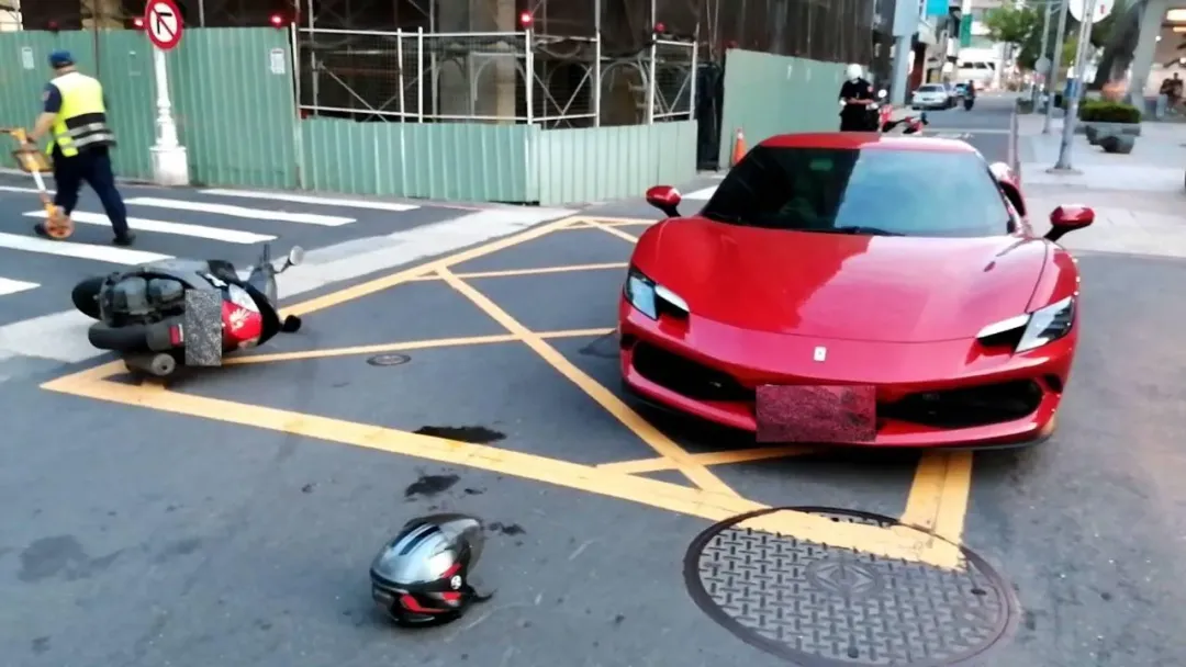 高雄鹽埕新樂街與大勇路口,25日晚間發生車禍,一輛紅色千萬超跑和機車擦撞。(圖/翻攝畫面)