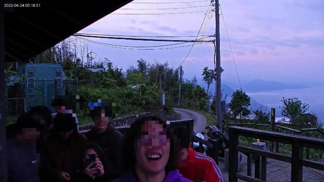 9位年輕人把即時影像監視器當作個人照相機。（圖／翻攝阿里山新印象粉專）