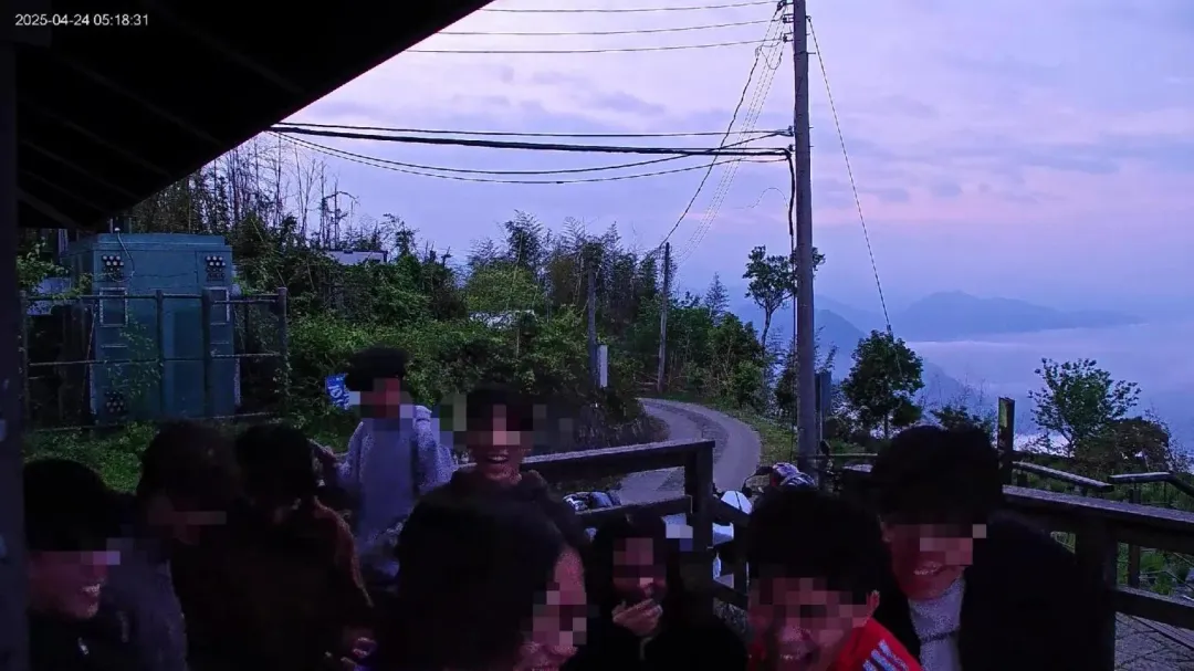 9位年輕人把即時影像監視器當作個人照相機。（圖／翻攝阿里山新印象粉專）