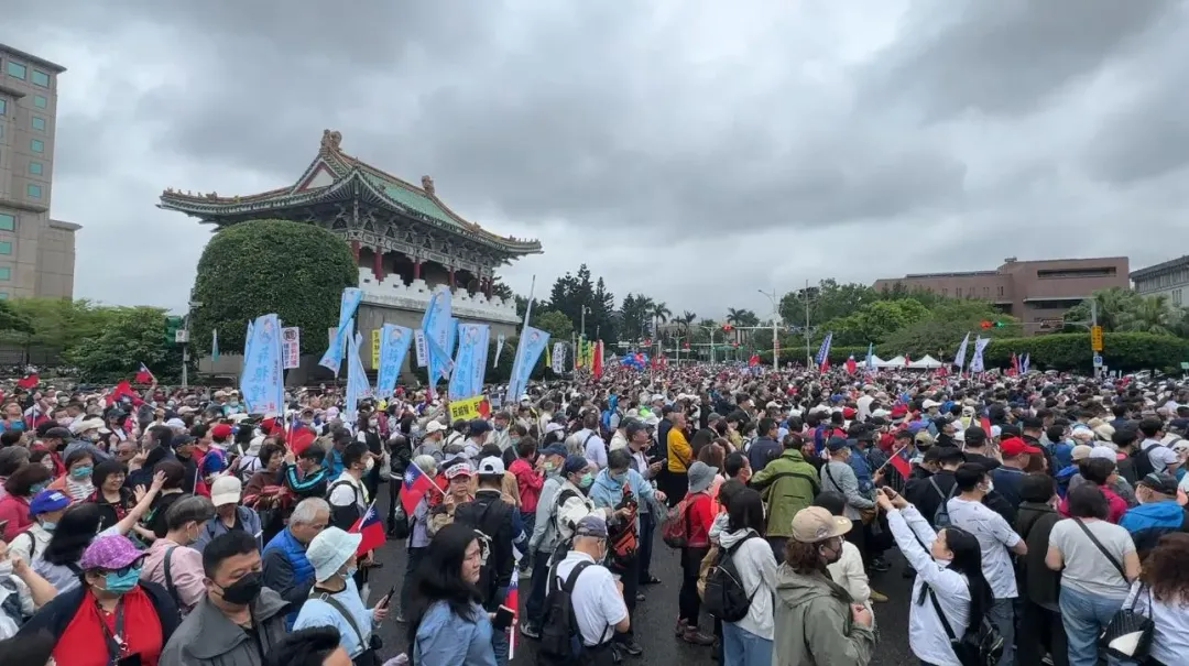 不到3點景福門已站滿民眾。（圖／塗豐駿攝）