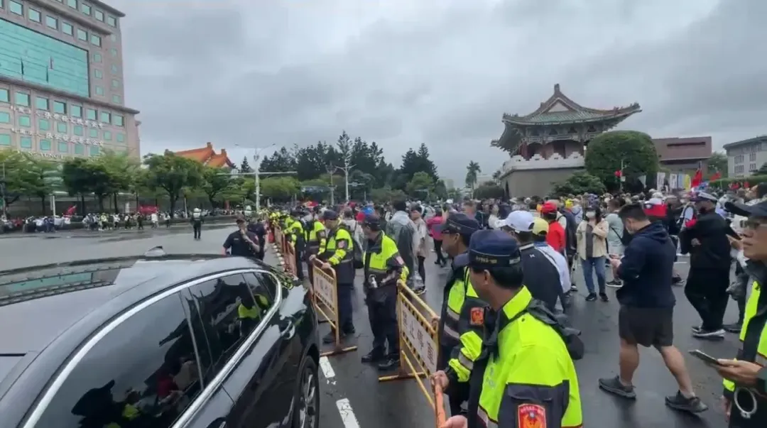 警方已將中山南路全線封閉。（圖／塗豐駿攝）