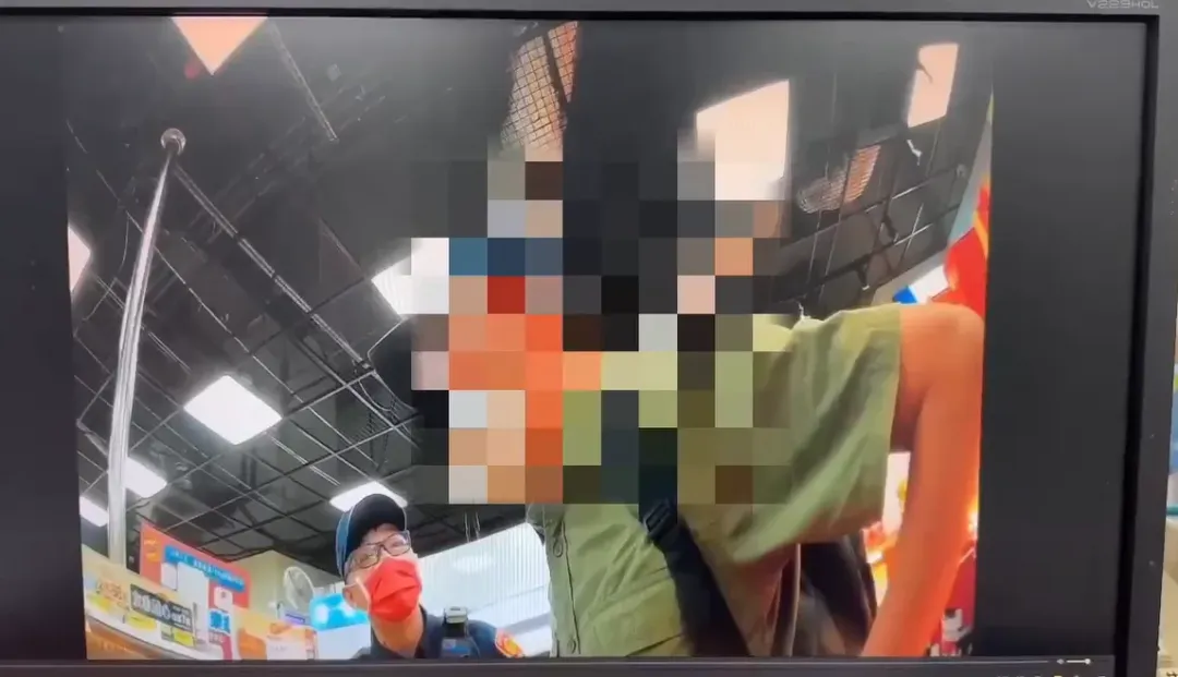 高雄超商熱食驚見蒼蠅飛舞,民眾怒嗆全下架爆口角。(圖/翻攝畫面)