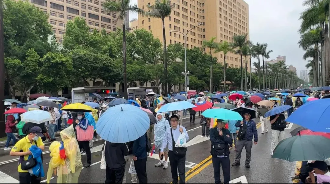 現場人潮已蔓延到仁愛路上。(圖/塗豐駿攝)