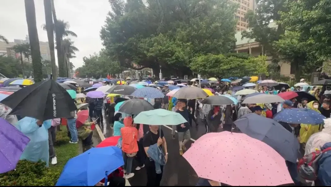 群眾已將中山南路站滿擠到台大醫院外。(圖/塗豐駿攝)