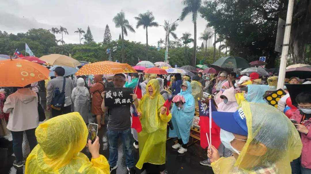 現場民眾擠不進去在路邊自發性喊口號。(圖/塗豐駿攝)