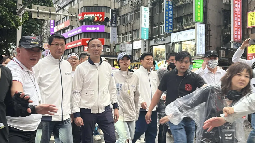 朱立倫、謝龍介等人從凱道步行至中正一分局。（圖／塗豐駿攝）