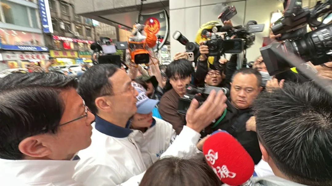 朱立倫赴中正一分局。（圖／塗豐俊攝）