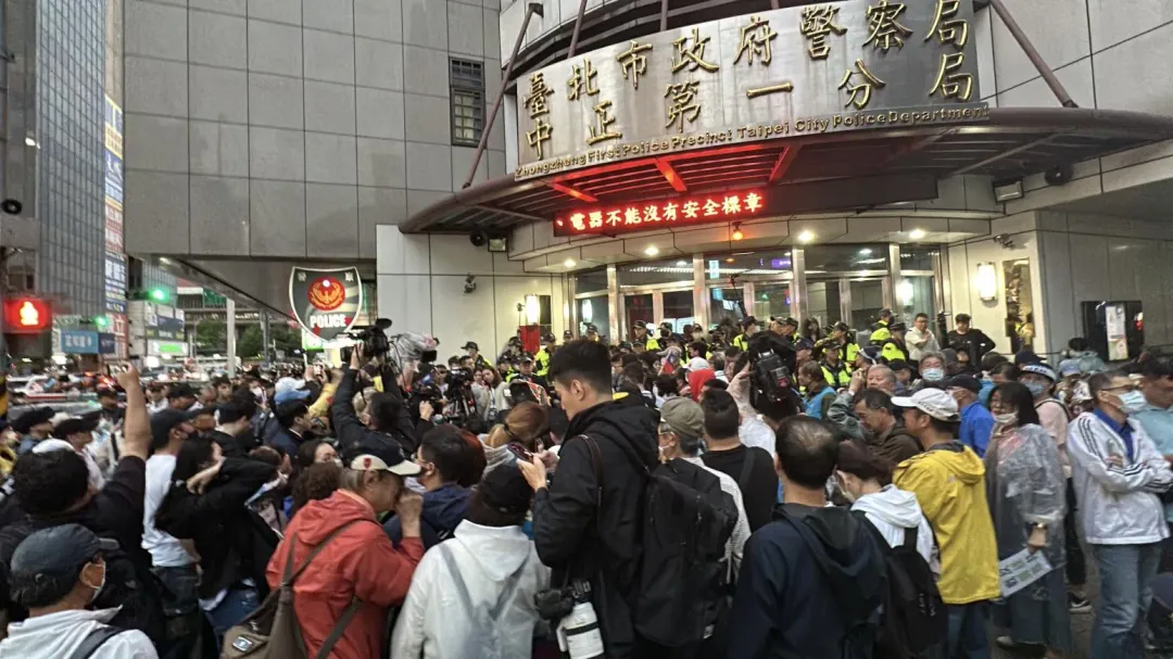 群眾擠爆中正一警分局大批警力戒護。（圖／塗豐駿攝）