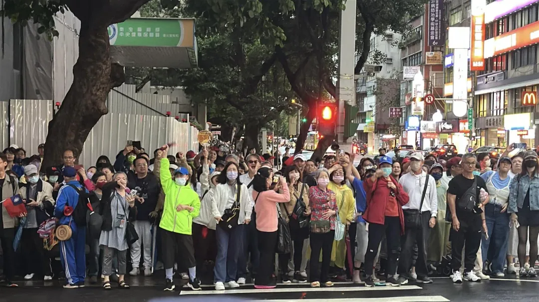 中正一分局對面也擠滿人潮。（圖／塗豐駿攝）