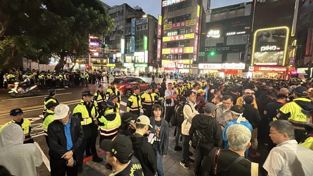 中正一警分局門口與對面人行道站滿群眾。(圖/塗豐駿攝)