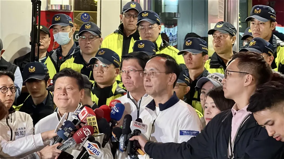 朱立倫與謝龍介應訊結束走出中正一分局。(圖/塗豐駿攝)