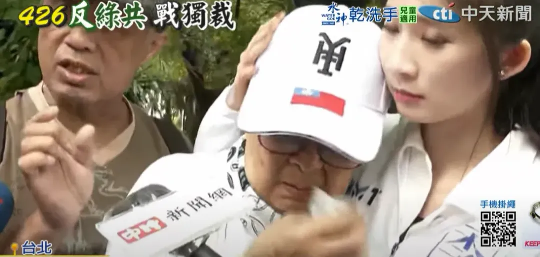 黃捷罷免案領銜人黃晃枝26日也走上凱道，並因為不捨徐尚賢的遭遇而落淚。（圖／中天新聞）