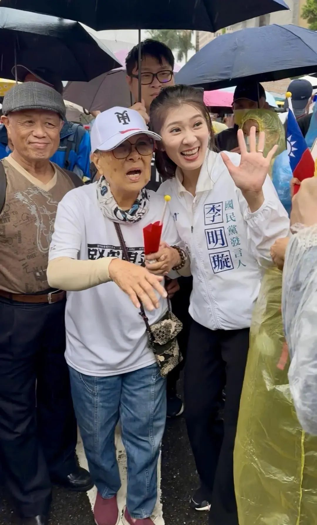 李明璇陪同黃晃枝來到凱道。（圖／翻攝李明璇臉書）