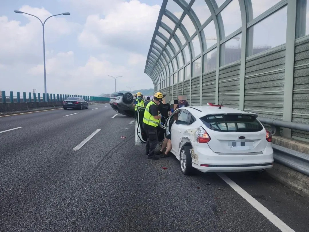 警消到場後,將二位駕駛及乘客全身擦挫傷送慈濟醫院治療,2位駕駛酒測值均為0,詳細肇事原因由鑑定單位分析研判。(圖/警方提供)