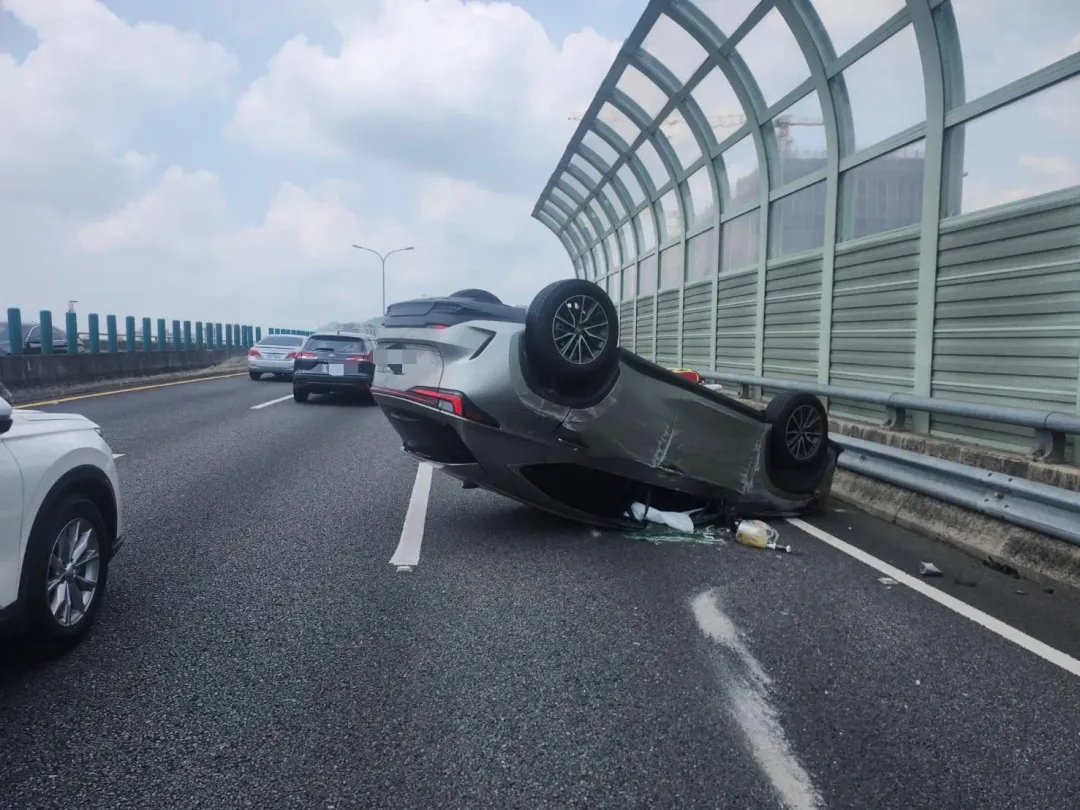 台74線快速道路發生一起驚悚車禍,1輛自小客車與停放在路肩的故障車發生碰撞,導致自小客車翻覆。(圖/警方提供)