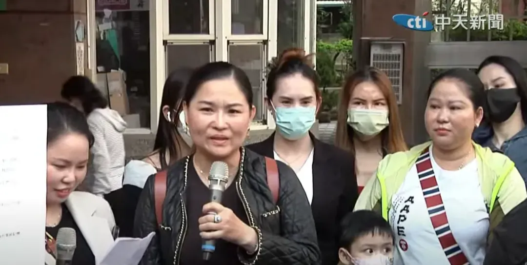 新住民不滿上凱道遭歧視，27日赴民進黨新竹市黨部遞交抗議書。（圖／中天新聞）