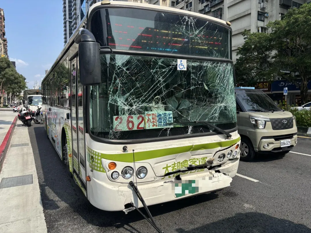慘遭追撞的前車擋風玻璃幾乎全碎,車頭保險杆被撞扁,本次事故共造成9人受傷。(圖/警方提供)
