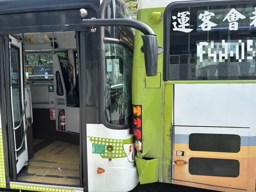 北市發生公車追撞的嚴重車禍,2輛公車「緊密貼合」。(圖/警方提供)