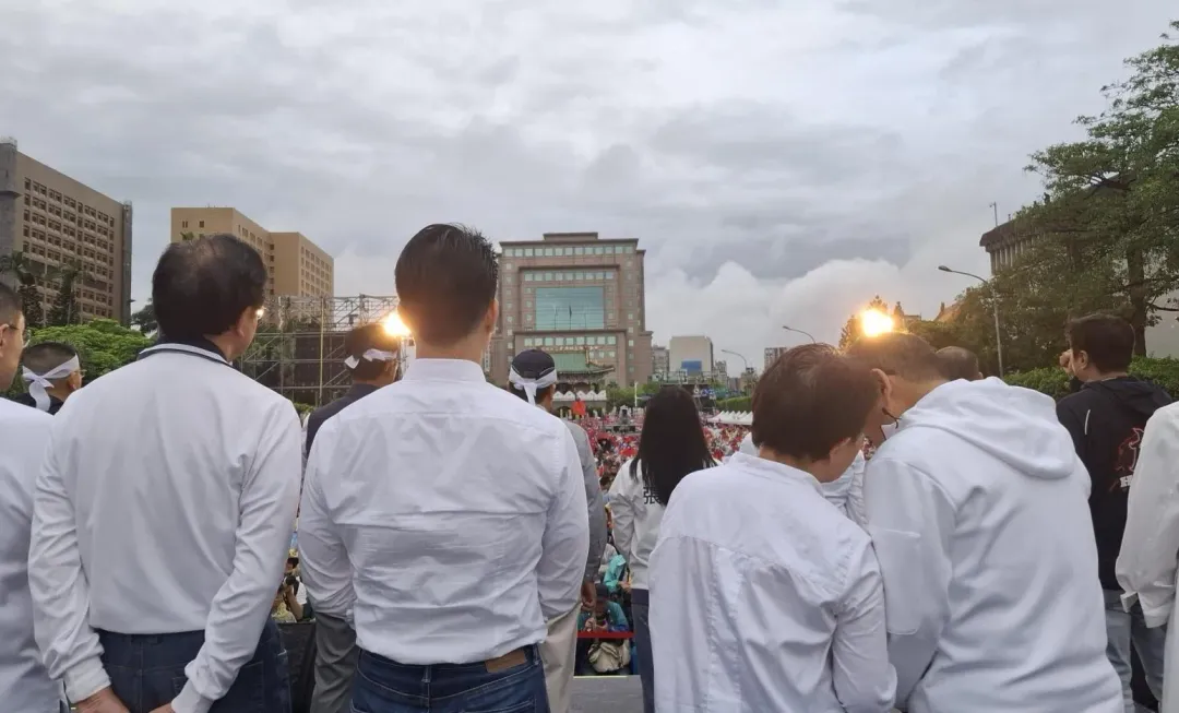 國民黨台北市議員李明賢26日拍到一張藍營縣市長在台上的畫面，從左到右分別是桃園市長張善政、台北市長蔣萬安；台中市長盧秀燕、新北市長侯友宜正在講悄悄話。（圖／翻攝李明賢臉書）