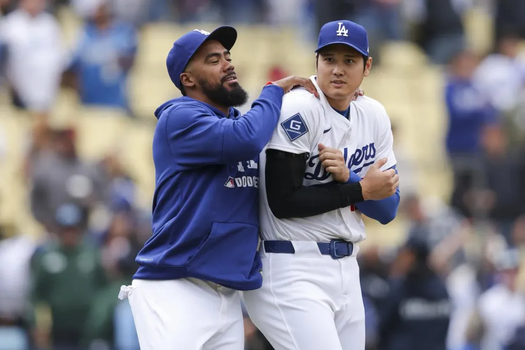 大谷與T.赫南德茲賽後慶功。（圖／美聯社）
