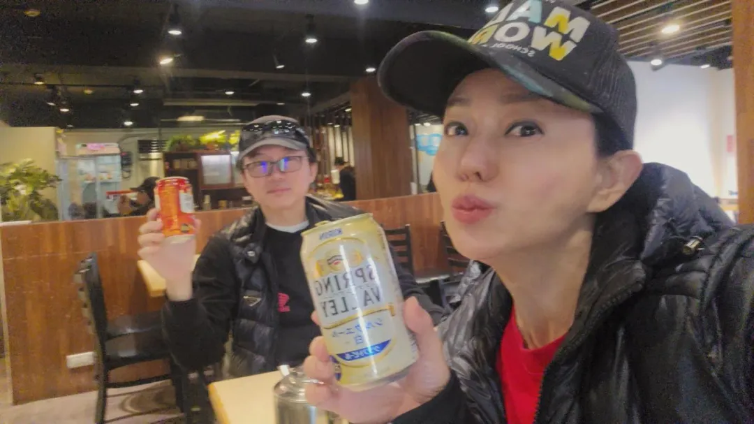 孫鵬透露上週幫老婆狄鶯慶生，一同在海邊牽手散步相當浪漫。 （圖／翻攝FB 狄鶯）