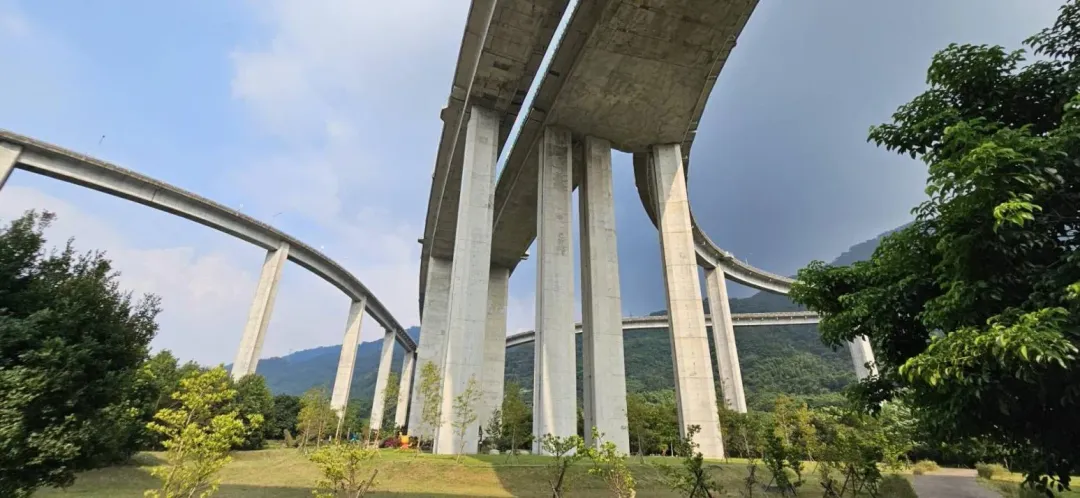 國道6號橋聳雲天路段,橋上與橋下距離約70公尺高,屢傳墜橋事件,5年來9人墜亡。(圖/翻攝畫面)
