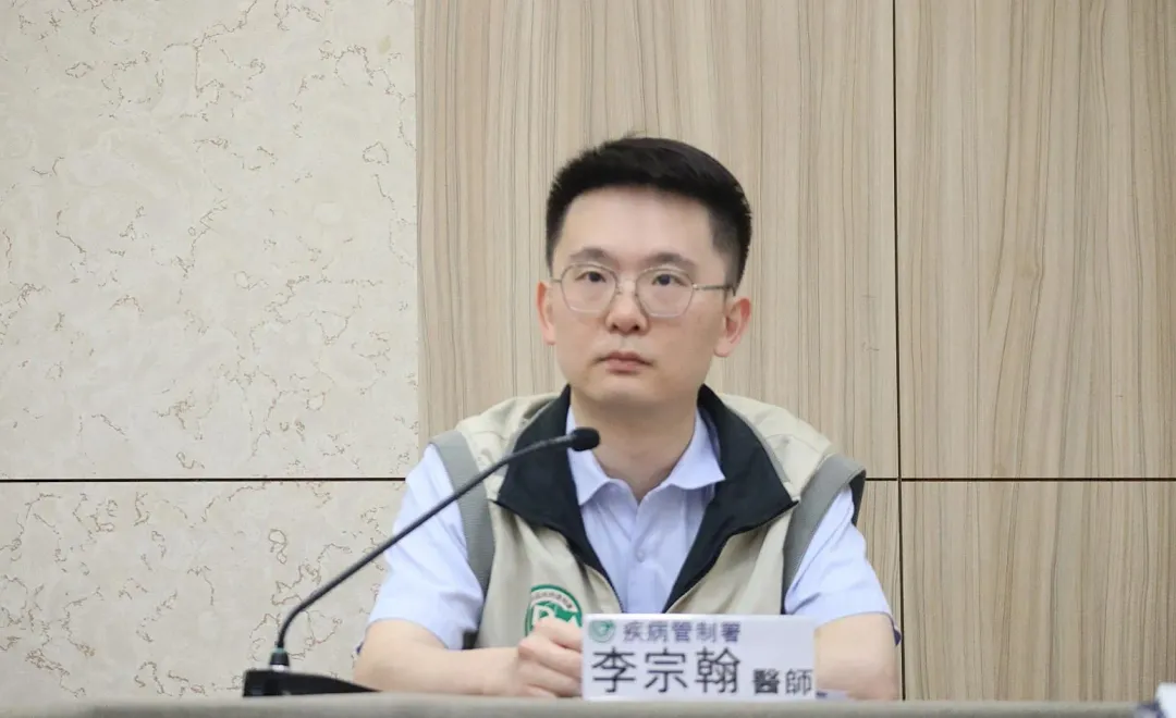 防疫醫師李宗翰說明,其中有1名20多歲女性,最近1次接種COVID-19疫苗為民國111年,突然發燒2天就醫才發現併發肺炎及心肌炎。(圖/疾管署)
