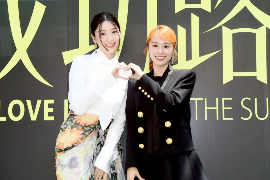 《成功路上》29日舉辦發布記者會，許莉廷（右）飾演高中時代的郭雪芙（右）。（圖／華視、公視台語台提供）