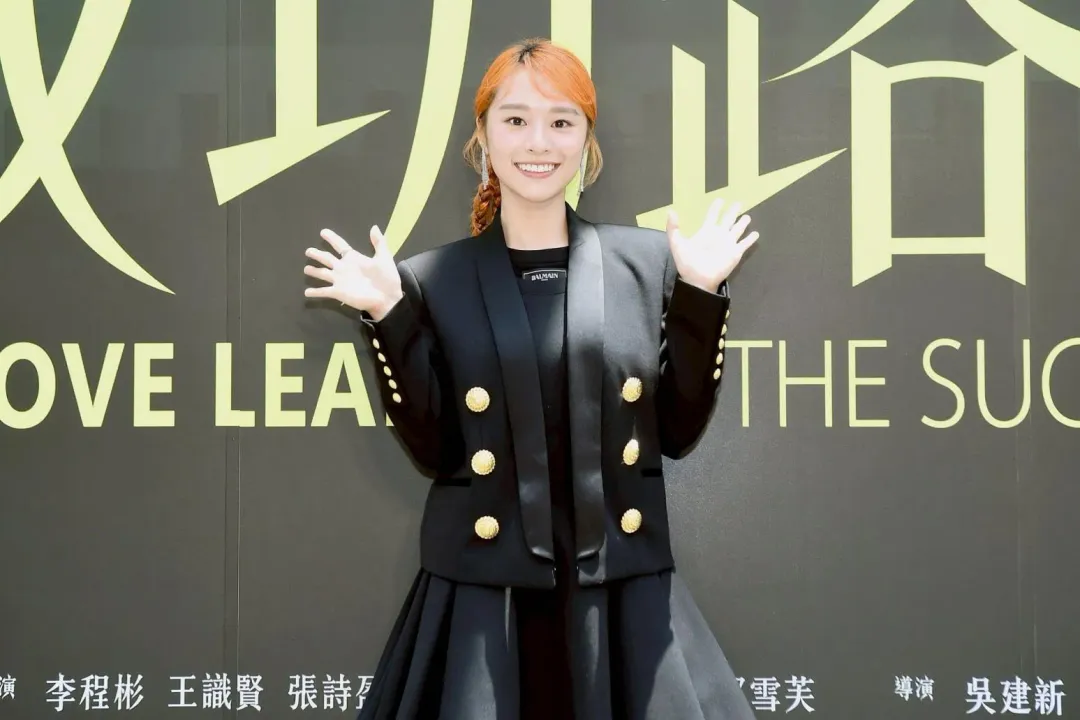 許莉庭從小把王識賢視為偶像，雖然未能如夢跟偶像合唱，不過有跟王識賢的司機對唱。（圖／華視、公視台語台提供）
