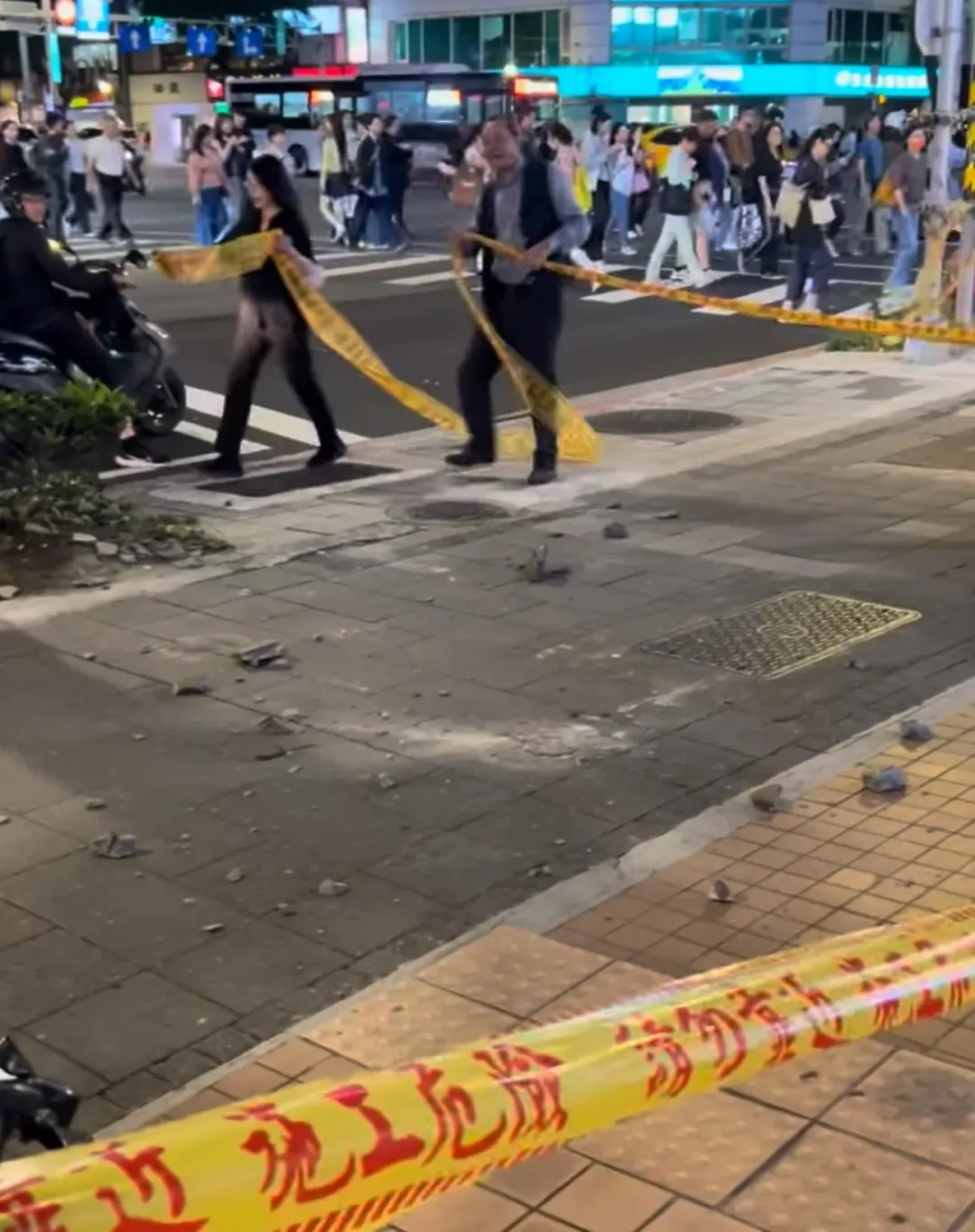 現場緊急拉起封鎖線警戒。（圖／翻攝自臉書中山區大小事）