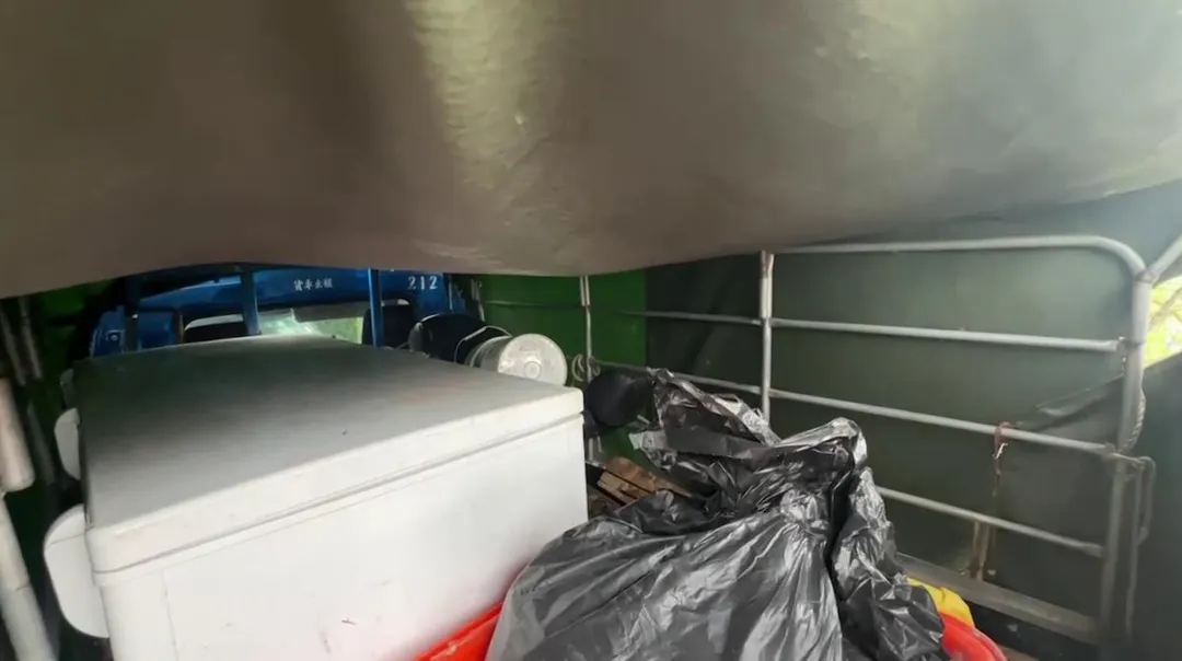 老翁屍體被對折棄置在貨車上冰櫃。（圖／資料畫面）