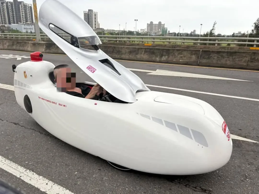 新竹西濱快速道路近日出現一輛外型特殊的「全覆式自行車」。（圖／翻攝自竹北人有事嗎」）