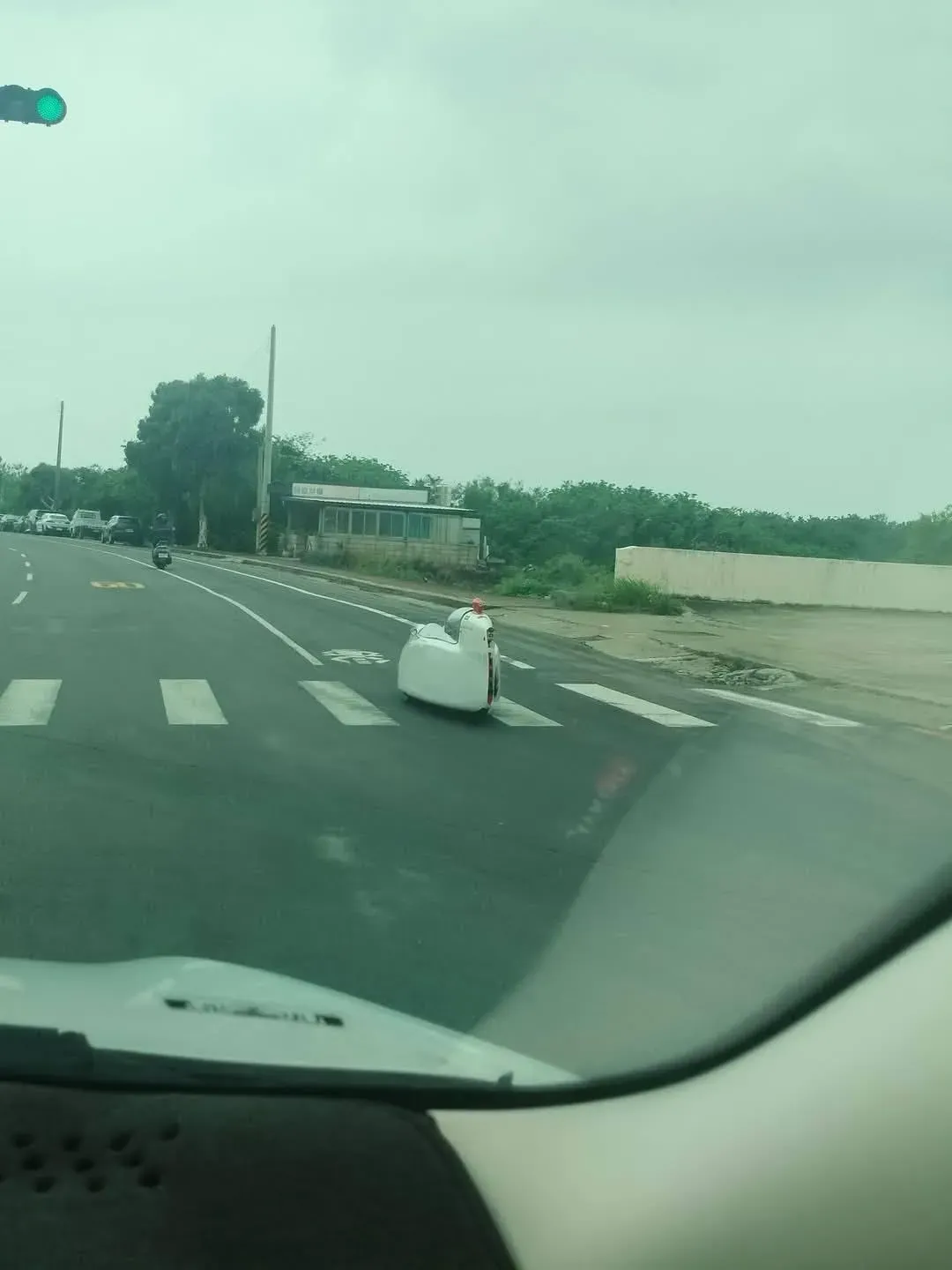 新竹西濱快速道路近日出現一輛外型特殊的「全覆式自行車」。（圖／翻攝自竹北人有事嗎」）