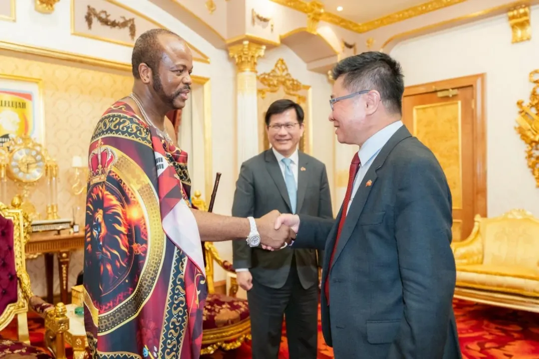 外交部長林佳龍(中)本月21日至26日代表賴清德總統訪問史瓦帝尼王國,慶賀史王恩史瓦帝三世57歲華誕。右為衛福部次長呂建德。(圖/外交部)_
