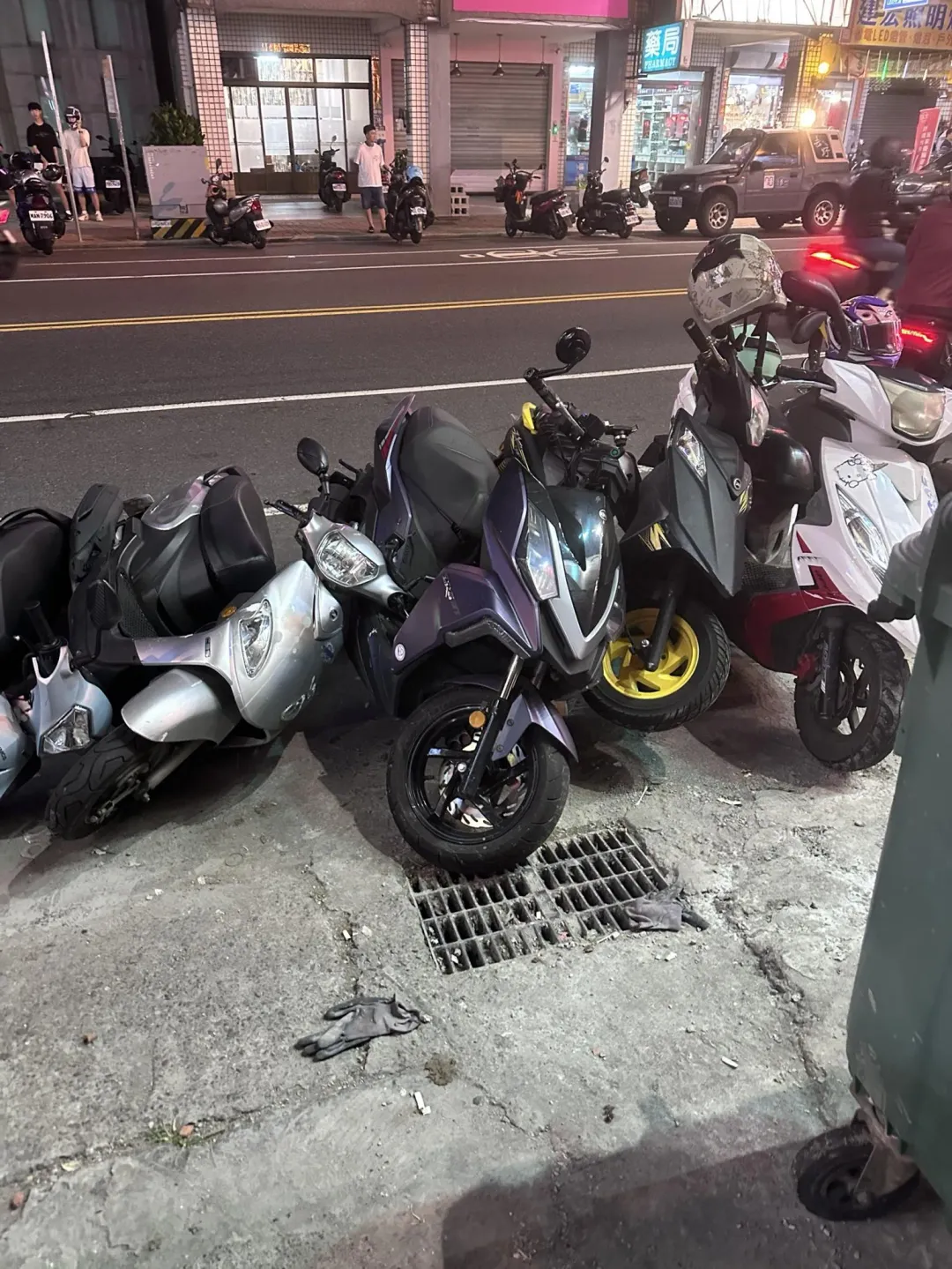 機車被撞得東倒西歪。(圖/中天新聞)