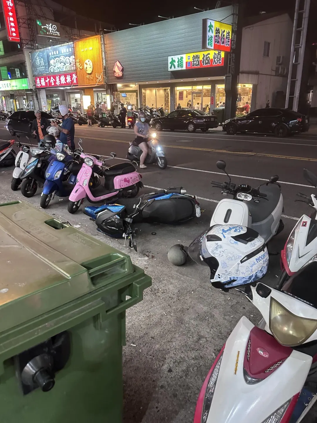 路邊機車被撞倒。(圖/中天新聞)
