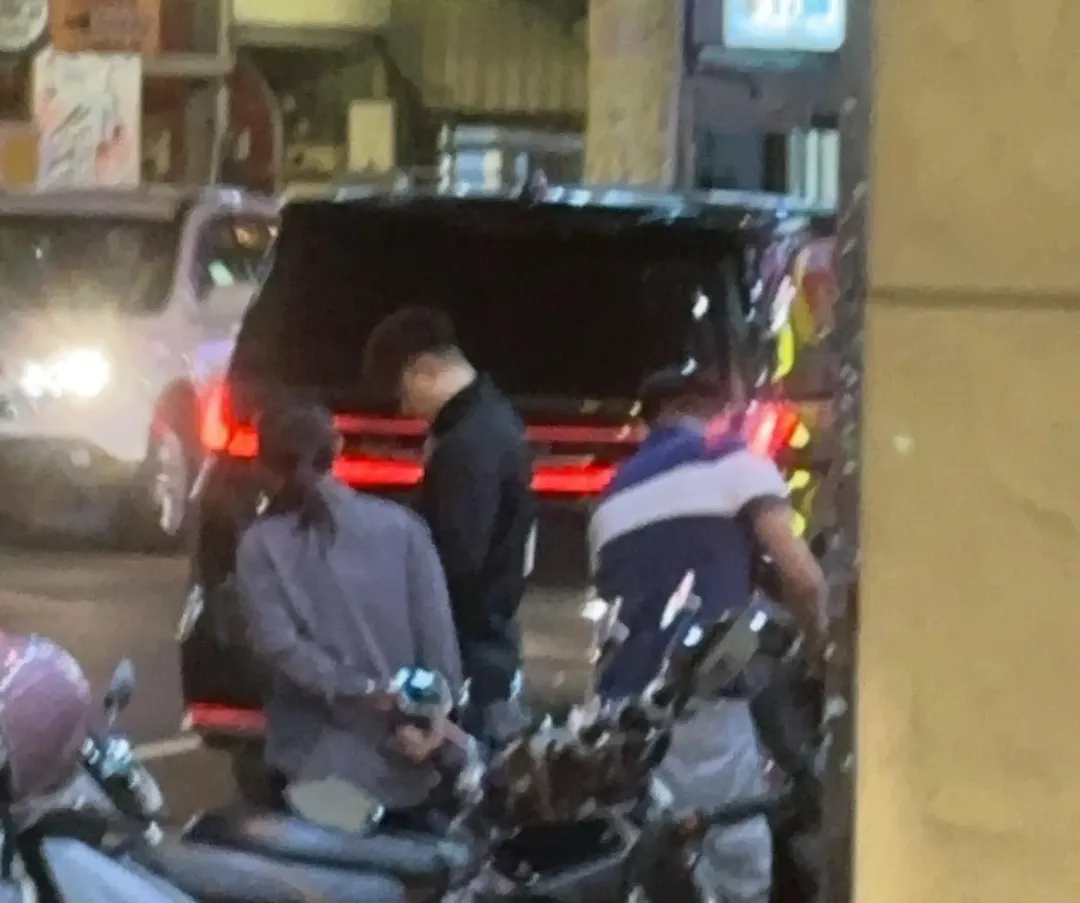 男子違停還沒拉手煞車釀事故。(圖/中天新聞)