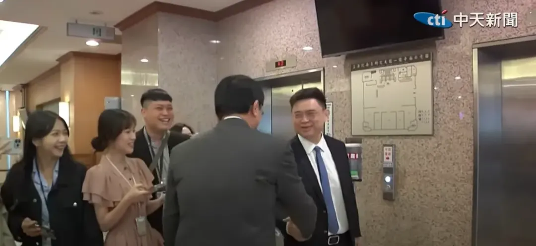 謝龍介和賴瑞隆握手，並贊他有當市長的格局，自己願相挺，賴瑞隆則連連直呼「麥相害」。（圖／中天新聞）