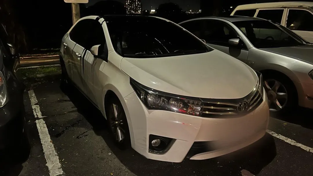 萬華區近一個月內發生3起車輛遭潑灑瀝青事件，這些車輛從車身到車擋風玻璃都被瀝青污染，受害車主需支付高額清潔費用。（圖/警方提供）