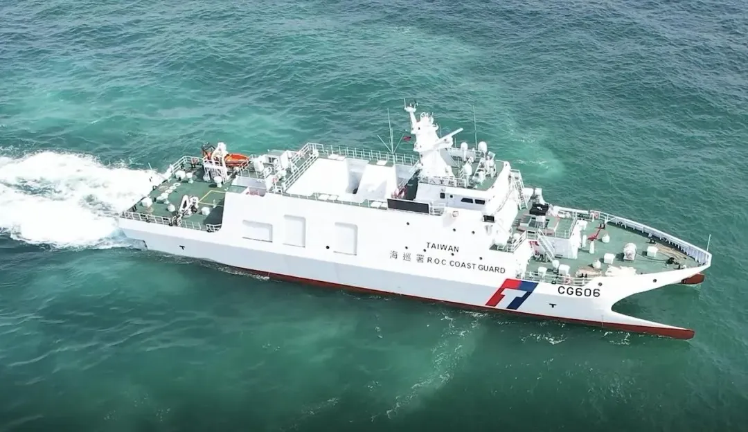 海巡署派遣八里艦前往救援。（圖／翻攝畫面）
