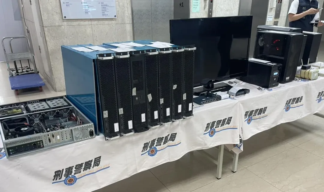 警方查扣大批犯罪工具及贓證物。（圖／翻攝畫面）