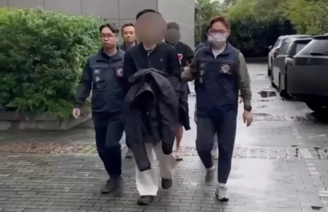 詐團成員張姓工程師（前）在光華商場開業。（圖／翻攝畫面）